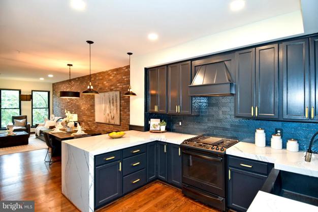 Cooking with Color: 5 Homes with Colorful Kitchen Cabinetry - Sotheby´s  International Realty